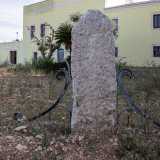 Tornando sul piazzale antistante la masseria scorgiamo in un�aiuola un menhir tra due volute in ferro. Il millenario monolite fu rubato dalla tenuta nel 1994 poi essere recuperato e sistemato qui nel 2012